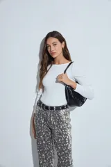 Body de manga larga en color blanco, con cuello redondo y ajuste al cuerpo. Presenta un diseño minimalista y versátil, ideal para usar como prenda base.