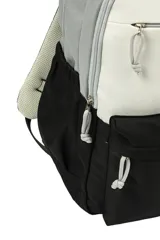 Mochila de tela con diseño tricolor, combinando secciones en color bordó, blanco crudo y azul marino. Presenta múltiples compartimentos con cierres de cremallera y tiradores de cordón.