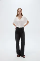 Pantalón jean de tiro alto, corte recto y color negro con efecto acid wash. Presenta bolsillos cargo laterales y bolsillos delanteros clásicos.
