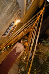 Vestido largo de tejido de punto con breteles finos regulables, escote en V y tajo lateral en el ruedo.