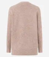 Cardigan de punto color beige con escote en V, cierre frontal con botones grandes y mangas largas con puños acanalados. Presenta un corte recto y estructurado.