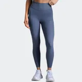 Calza de compresión de longitud completa, color azul grisáceo, con cintura de tiro alto acanalada y paneles laterales acanalados. Presenta un diseño en forma de V en la espalda y el logo 2XU en la cintura trasera.