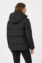 Campera puffer color verde militar, con diseño capitoneado, capucha integrada y forro interior de corderito sintético. Cuenta con cierre frontal y solapa con botones a presión.