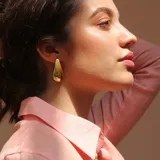 Par de aros dorados con forma de gota grande.