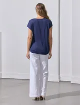 Remera de modal color marrón con cuello redondo y bordado floral en los hombros.