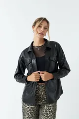 Sobrecamisa negra de efecto cuero con bolsillos frontales y botones a tono.