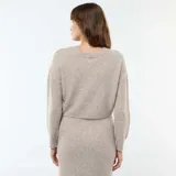 Vestido midi de punto acanalado en color beige, con diseño de escote cruzado con nudo frontal y mangas largas. Posee un corte ajustado diseñado para adaptarse a la etapa de maternidad.