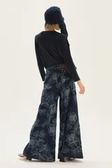 Sweater de punto con escote en V y manga larga, confeccionado en viscosa con hilos de lurex que le brindan un acabado brillante y un calce cómodo.