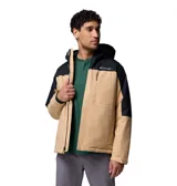 Campera impermeable Columbia modelo Hikebound II Insulated Omni-Heat, con diseño en bloques de color beige y negro, capucha ajustable y cierre frontal con cremallera y solapa.
