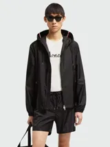 Short de baño Moncler negro con cintura elástica, bolsillos laterales y parche con el logo de la marca en la pernera izquierda.