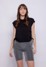 Calza ciclista gris brillante, de tiro alto y corte ajustado.