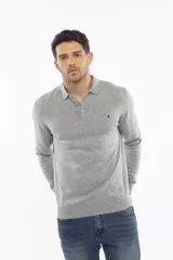 Sweater estilo polo de manga larga, confeccionado en una mezcla de algodón orgánico y cashmere. Presenta cuello polo con cierre de botones, puños y dobladillo acanalados, y logo bordado en el pecho.