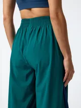 Pantalón ancho de microfibra, de corte holgado estilo retro vintage, en color verde oscuro con franjas laterales en contraste de color azul.