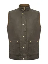Chaleco de algodón encerado color verde oliva, con cuello alto, cierre frontal con cremallera y tapeta con broches metálicos. Presenta bolsillos frontales de doble apertura y relleno térmico.