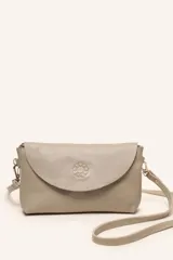 Cartera bandolera de cuero color gris, con solapa curva, detalle de flor grabada y correa larga ajustable y desmontable.