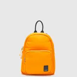 Mochila pequeña de diseño acolchado en color naranja, con cierre principal y bolsillo frontal con cierre. Incluye asa superior de mano en color negro y detalles de marca en parche de cuero vegano.