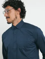 Camisa de manga larga con cuello button-down y bolsillo frontal. Confeccionada en tejido con elastano para mayor comodidad y libertad de movimiento.