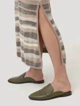 Vestido largo de punto con diseño de rayas horizontales onduladas en tonos multicolor, marrón, beige y blanco. Presenta tirantes finos tipo pabilo y escote redondo.