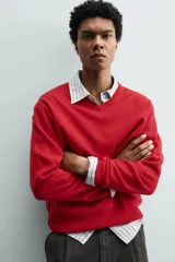 Jersey de corte regular fit, tejido en una mezcla de lana y cashmere, con cuello en pico y manga larga. Presenta acabados en rib en puños y bajo.