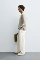 Jersey relaxed fit de algodón color beige, con cuello redondo, manga larga y efecto lavado. Los acabados son en rib.