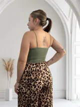 Musculosa de lycra con tirantes finos.