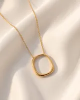 Collar de acero con baño de oro, compuesto por una cadena fina de eslabones y un dije central con forma ovalada irregular.