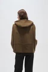 Campera tipo duffle coat de lana en color verde oliva, con capucha, cierre frontal mediante botones tipo toggle y bolsillos delanteros con solapa.