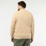 Sweater de punto con textura tipo waffle, color beige, con cuello polo y cierre frontal de tres botones. Diseño de manga larga con puños acanalados.