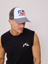 Gorra trucker Rusty con visera gris, frente blanco con logo estampado y malla trasera gris.