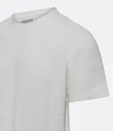 Remera de hombre, corte regular, color blanco, con cuello redondo y mangas cortas. Presenta una textura diferenciada en el tejido de media malla.