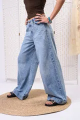 Pantalón wide leg de denim con lavado celeste vintage, tiro medio y dobladillo ancho marcado en las botamangas.