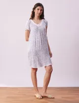 Camisón corto de tejido suave con estampado de leopardo en tonos grises y rosados, con escote redondo y mangas cortas.