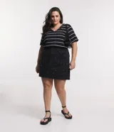 Blusa de manga corta y cuello en V, de diseño rayado en color negro y blanco, confeccionada en algodón.