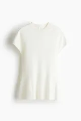 Top blanco de punto fino con cuello redondo acanalado, mangas raglán cortas y silueta con volados en el bajo.