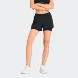 Short deportivo negro de running con calza interna integrada, ambos con tecnología de secado rápido. El short exterior es suelto y el calza interior es ajustada. Posee bolsillos abiertos internos y un bolsillo trasero con cierre.