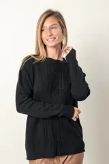 Sweater negro de punto con cuello redondo y mangas largas. Presenta detalle de trenzado vertical en el frente.