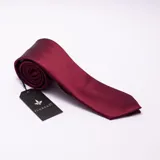 Corbata de microfibra color burdeos con textura sutil.