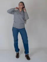 Buzo de punto color gris con cuello alto y cierre frontal parcial. Presenta puños y ruedo acanalados, con un pequeño logo bordado en el pecho.
