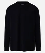 Remera de manga larga con cuello redondo, confeccionada en algodón. Presenta un corte comfort holgado y una pequeña etiqueta decorativa en el bajo.