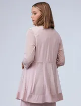 Conjunto de fiesta marca RM Richards, compuesto por vestido corto azul marino de seda fría con apliques bordados y chaqueta de seda fría con apliques bordados y mangas de microtul. El vestido tiene corte recto y largo a la rodilla. La chaqueta es abierta, con mangas 3/4 y largo a la cadera. El conjunto tiene forro interno a tono.