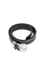 Cinturón blanco con detalle de tachas metálicas plateadas en los bordes y hebilla metálica plateada.