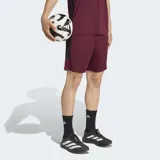 Short de fútbol Adidas Tiro 26 Essentials de color bordó, con bandas laterales negras y logo bordado.