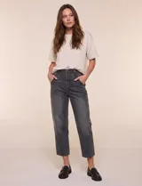 Jean crop wide leg de tiro alto color gris oscuro, con pretina con pasadores, cierre, botón metálico y bolsillos delanteros inclinados.