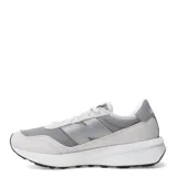 Championes urbanos New Balance modelo U370, en tonos gris y blanco. Presentan un diseño de estilo retro con exterior que combina paneles de gamuza y tejido textil, entresuela blanca y suela de goma negra con relieve en la puntera.