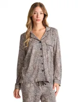 Conjunto de pijama de dos piezas con estampado animal print. La parte superior es una camisa de manga larga con cuello solapa, escote en V, cierre frontal con botones y bolsillo aplicado. El pantalón cuenta con cintura elástica y lazo de ajuste.