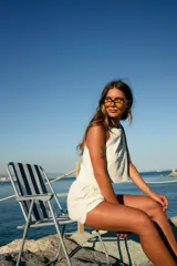Short de lino color blanco, de tiro medio con cintura elástica y bolsillos laterales.