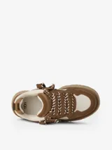 Sneakers UGG de plataforma con diseño chunky, confeccionadas en una combinación de gamuza marrón y paneles de nylon color crema. Presentan cordones gruesos trenzados, lengüeta acolchada y suela de plataforma dentada en tono beige.