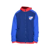 Campera deportiva con capucha, color azul y mangas celestes. Tiene cierre frontal y el escudo del Club Nacional de Football en el pecho. Detalles en rojo en el ruedo y la capucha.