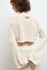 Buzo calado de tejido de punto, 100% algodón, color celeste.