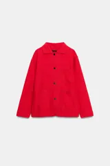 Chaqueta oversize de corte recto en color rojo, con cuello solapa, manga larga y bolsillos de parche delanteros. Cuenta con cierre frontal de botones metálicos y pespuntes a contraste.